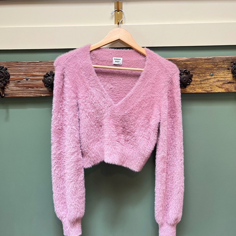Sunday‎ Best Aritzia Pink Fuzzy Eyelash Knit Cropped V-Neck Sweater Small